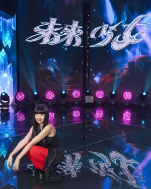 Wenny Lin Instagram - * 未來少女最終集⚡️⚡️⚡️期待發這組照片好久了，快樂ending❤️🖤

感謝每一集所有在妝髮造型上合作過的團隊和品牌🙏🏻感謝Joy跟吼呦都會替我把美美的樣子記錄下來📷

Hair: @ant_lo216 @tuantuanig
Makeup: @summer_lalayo
Stylist: @yyyang3_ @wyc_yen
Photographer: @Joyyygraphy
Dress：@jennlee_official
Shoes：@charleskeith_tw
Jewelry：@apmmonaco #apmmonaco

@nextgirlz.offical
#未來少女 #nextgirlz
#緋紅魅影 #黑曜精靈
#薄荷水晶 #日光之橙
#幻藍小熊 #紫月光
#幽靈水晶