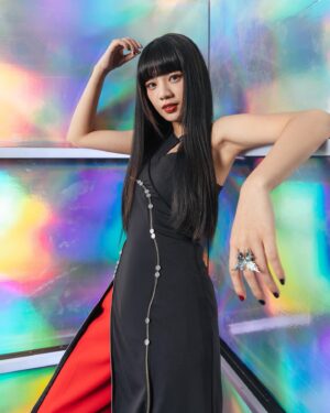 Wenny Lin Instagram - * 未來少女最終集⚡️⚡️⚡️期待發這組照片好久了，快樂ending❤️🖤

感謝每一集所有在妝髮造型上合作過的團隊和品牌🙏🏻感謝Joy跟吼呦都會替我把美美的樣子記錄下來📷

Hair: @ant_lo216 @tuantuanig
Makeup: @summer_lalayo
Stylist: @yyyang3_ @wyc_yen
Photographer: @Joyyygraphy
Dress：@jennlee_official
Shoes：@charleskeith_tw
Jewelry：@apmmonaco #apmmonaco

@nextgirlz.offical
#未來少女 #nextgirlz
#緋紅魅影 #黑曜精靈
#薄荷水晶 #日光之橙
#幻藍小熊 #紫月光
#幽靈水晶