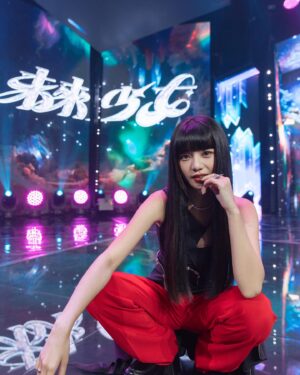 Wenny Lin Instagram - * 未來少女最終集⚡️⚡️⚡️期待發這組照片好久了，快樂ending❤️🖤

感謝每一集所有在妝髮造型上合作過的團隊和品牌🙏🏻感謝Joy跟吼呦都會替我把美美的樣子記錄下來📷

Hair: @ant_lo216 @tuantuanig
Makeup: @summer_lalayo
Stylist: @yyyang3_ @wyc_yen
Photographer: @Joyyygraphy
Dress：@jennlee_official
Shoes：@charleskeith_tw
Jewelry：@apmmonaco #apmmonaco

@nextgirlz.offical
#未來少女 #nextgirlz
#緋紅魅影 #黑曜精靈
#薄荷水晶 #日光之橙
#幻藍小熊 #紫月光
#幽靈水晶