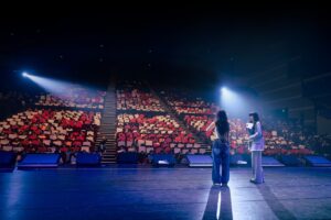 Wenny Lin Instagram - 2024 Soojin Fancon Tour <Summer Daze>穗珍首場台北粉絲見面會MC小紀錄 🧩💫💫💫

國中開始回到家必看人氣歌謠的我，總在和好朋友的交換日記中互相分享我們又被哪些閃閃發亮的偶像圈粉，一直到現在k-pop也始終會在我的音樂歌單中陪著我的生活日常，當然也幻想過有一天要和他們見面大聊天然後變朋友這種遙不可及的事（？）

謝謝機會、謝謝所有貴人的幫助，謝謝一切讓我相信小時候的白日夢總有一天還是會成真ㄉ✨又完成了一項人生夢想清單了🧾☑️ 

我的首場海外偶像粉絲見面會能服務到穗珍和酥糖真的是一件好開心的事，當我得知有這份工作機會開始，其實有很多時間一直質疑自己是不是能好好讓一切賓主盡歡；是不是能讓穗珍的首場台北見面會留下難忘的印象並讓酥糖們帶著滿滿的幸福感離開現場，做主持功課的過程中我更加了解穗珍，歐膩獨有的舞台魅力和反差萌不多說因為真的太閃亮ㄌ，同時也被她一路以來的勇敢和堅持給深深感動。

穗珍在回顧製作《Agassy》這張專輯的時候說過：「我認為那些好的歌曲總是圍繞著能引起共鳴的歌詞。」當天在演唱《bloodredroses🌹》時，台下的酥糖們把手機的光都打開，舞臺看上去的樣子我到現在都還覺得印象深刻，搭配這首歌想表達的那種「雖然受傷但仍努力讓燦爛壓過傷痕，用美麗的花瓣擁抱自己，溫柔的安慰自己。」 我相信穗珍是大力的被酥糖們擁抱了，她一定覺得自己不是孤單的！追海外的偶像想必對於久久一次的見面感到萬分珍惜，那天的我能見證到你們雙向奔赴的美好關係非常榮幸，你們真的都是彼此的光ㄛ！希望當天這個充飽電的夜晚，能讓你們在下次見到穗珍之前，更有力量的成為更好的自己，我相信這是追星最大的意義。

現在發文看到照片還是能感受到當天的幸福，酥糖們也有再一次回想起當天的感動嗎？

謝謝大家給我的回饋，雖然至今還是有點受寵若驚，但我真的很開心也很感謝！當然也會繼續努力進步，期待下次再為更多追星好友們服務🙏🏻

hair @zin_h.harley
makeup @ayanoyaya
Photographer：@shawnsun.photography 
Outfit：@sandroparis
#SandroParis