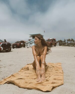 Weronika Rosati Instagram - Jednym z największych plusów mieszkania w LA dla mnie to możliwość spędzania wolnych dni na plaży, nad oceanem ☀️Dlatego też dużo kontentu jest właśnie stamtad bo spędzamy tam prawie każdy weekend😎 W zimie jest za zimno na leżenie na piasku ale przyjeżdżamy w ciepłych dresikach na spacer. Powietrze morskie od zawsze było dla mnie lecznicze i poprawia mi nie tylko nastrój i samopoczucie ale również cere. A Elizabeth oczywiście jak pewnie każde dziecko również kocha zabawy w piasku i oceanie. Częstym miejscem spotkań naszych towarzyskich jest właśnie plaża- czas na mija na rozmowach, grach, czytaniu i czasami robieniu zdjęć 😉 Miłej niedzieli kochani!