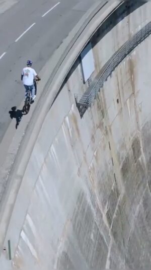 Wesley Kams Instagram - Quand tu tiens pas à la vie 😭 tag des gens qui tiennent pas à la vie #reels #reelsvideo #reelsinstagram #xtremesports #bikelife