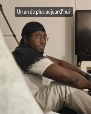 Wesley Kams Instagram - Être né le 31 décembre c’est bien nul @mauvemood tema mon flow incroyable #mybirthday