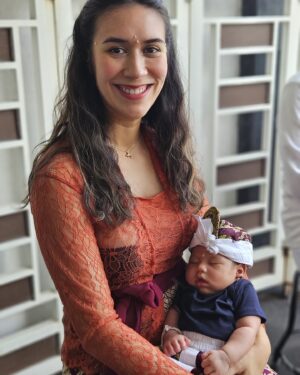 Westny Dj Instagram - 42 har KiaLo Gutanadja kmu menjalani hidup di Bumi.. Bulan Pitung Dina dalam adat Bali mempunyai makna penting bagi Bayi,upacara pembersihan jiwa seorang bayi dari berbagai pengaruh roh jahat but it goes for the mom too, utk pembersihan noda dan kotoran perbuatan tercela yang telah dilakukan🙏🏻.
This ceremony dilakukan pas 42 hari tali pusar bayi sudah putus, lapisan kulit yang tipis sudah berganti, peredaran darah dan konsumsi makanan sudah lancar spy keringat, air mata, ludah, kencing, dan kotoran sudah keluar. Kalo utk aku, aliran kotor dalam rahim sudah berhenti in 6 weeks! Dan Upacara ini sebagai wujud rasa terima kasih kepada Nyama Bajang karena telah menjaga bayi dalam kandungan😍❤️
selamat 42 Hari Kialo.. counting on🫶🏻

#adatbali #ceremony #42haribayi #bayi #baby #tradition #adat #bali #upacara #bulanpitungdina #tutugkambuhan