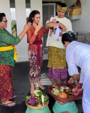 Westny Dj Instagram - 42 har KiaLo Gutanadja kmu menjalani hidup di Bumi.. Bulan Pitung Dina dalam adat Bali mempunyai makna penting bagi Bayi,upacara pembersihan jiwa seorang bayi dari berbagai pengaruh roh jahat but it goes for the mom too, utk pembersihan noda dan kotoran perbuatan tercela yang telah dilakukan🙏🏻.
This ceremony dilakukan pas 42 hari tali pusar bayi sudah putus, lapisan kulit yang tipis sudah berganti, peredaran darah dan konsumsi makanan sudah lancar spy keringat, air mata, ludah, kencing, dan kotoran sudah keluar. Kalo utk aku, aliran kotor dalam rahim sudah berhenti in 6 weeks! Dan Upacara ini sebagai wujud rasa terima kasih kepada Nyama Bajang karena telah menjaga bayi dalam kandungan😍❤️
selamat 42 Hari Kialo.. counting on🫶🏻

#adatbali #ceremony #42haribayi #bayi #baby #tradition #adat #bali #upacara #bulanpitungdina #tutugkambuhan