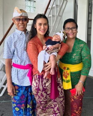 Westny Dj Instagram - 42 har KiaLo Gutanadja kmu menjalani hidup di Bumi.. Bulan Pitung Dina dalam adat Bali mempunyai makna penting bagi Bayi,upacara pembersihan jiwa seorang bayi dari berbagai pengaruh roh jahat but it goes for the mom too, utk pembersihan noda dan kotoran perbuatan tercela yang telah dilakukan🙏🏻.
This ceremony dilakukan pas 42 hari tali pusar bayi sudah putus, lapisan kulit yang tipis sudah berganti, peredaran darah dan konsumsi makanan sudah lancar spy keringat, air mata, ludah, kencing, dan kotoran sudah keluar. Kalo utk aku, aliran kotor dalam rahim sudah berhenti in 6 weeks! Dan Upacara ini sebagai wujud rasa terima kasih kepada Nyama Bajang karena telah menjaga bayi dalam kandungan😍❤️
selamat 42 Hari Kialo.. counting on🫶🏻

#adatbali #ceremony #42haribayi #bayi #baby #tradition #adat #bali #upacara #bulanpitungdina #tutugkambuhan