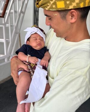 Westny Dj Instagram - 42 har KiaLo Gutanadja kmu menjalani hidup di Bumi.. Bulan Pitung Dina dalam adat Bali mempunyai makna penting bagi Bayi,upacara pembersihan jiwa seorang bayi dari berbagai pengaruh roh jahat but it goes for the mom too, utk pembersihan noda dan kotoran perbuatan tercela yang telah dilakukan🙏🏻.
This ceremony dilakukan pas 42 hari tali pusar bayi sudah putus, lapisan kulit yang tipis sudah berganti, peredaran darah dan konsumsi makanan sudah lancar spy keringat, air mata, ludah, kencing, dan kotoran sudah keluar. Kalo utk aku, aliran kotor dalam rahim sudah berhenti in 6 weeks! Dan Upacara ini sebagai wujud rasa terima kasih kepada Nyama Bajang karena telah menjaga bayi dalam kandungan😍❤️
selamat 42 Hari Kialo.. counting on🫶🏻

#adatbali #ceremony #42haribayi #bayi #baby #tradition #adat #bali #upacara #bulanpitungdina #tutugkambuhan