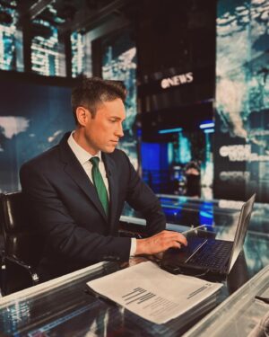 Whit Johnson Instagram - Keeping the seat warm @abcworldnewstonight
•
(📸: @8michele8 )