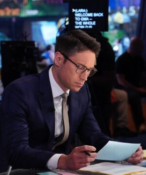 Whit Johnson Instagram - Reading instruction manual for @threadsapp 
•
•
(📸: @heidi_gutman @abcnews @goodmorningamerica )