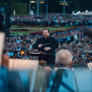 Wiener Philharmoniker Instagram - Highlights from the 2024 Summer Night Concert with conductor @andrisnelsons and soprano @lisedavidsen! ✨🎶

Thank you to everyone who joined us at Schönbrunn Palace to celebrate our 20th anniversary and for making this Summer Night Concert an unforgettable experience. 💙🏰
.
.
.
#ViennaPhilharmonic #SummerNightConcert #AndrisNelsons #LiseDavidsen #SchönbrunnPalace #Rolex #presentedbyrolex #Vienna #ClassicalMusic 
📸: Wiener Philharmoniker / Niklas Schnaubelt