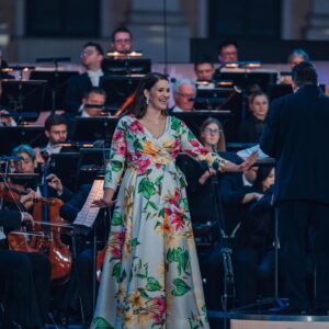 Wiener Philharmoniker Instagram - Highlights from the 2024 Summer Night Concert with conductor @andrisnelsons and soprano @lisedavidsen! ✨🎶

Thank you to everyone who joined us at Schönbrunn Palace to celebrate our 20th anniversary and for making this Summer Night Concert an unforgettable experience. 💙🏰
.
.
.
#ViennaPhilharmonic #SummerNightConcert #AndrisNelsons #LiseDavidsen #SchönbrunnPalace #Rolex #presentedbyrolex #Vienna #ClassicalMusic 
📸: Wiener Philharmoniker / Niklas Schnaubelt