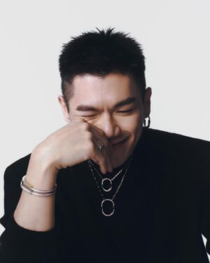 Will Or Instagram - 十年前在humans of new york讀過一篇訪問，訪者是位老伯伯，七十多歲拿著拐杖、頭戴紳士帽、西裝筆挺。他說最喜愛的那條路是從戲院走回家的路，看戲後與老伴討論劇情，會吵到面紅耳赤，更多是同哭同笑。我想他們一起看戲也該有五十年。那篇訪問只有老伯一個，他說老伴去世半年，他就自己看戲。
.
我想這是愛，他把回憶上鎖存於心房，或許從戲院走回家的路，他再把鎖輕輕打開。
 - - - - -
Tiffany Lock 系列，寓意愛的恆久守護。
.
@tiffanyandco #Tiffanyandco #TiffanyIcons #TiffanyHK #TiffanyPartner