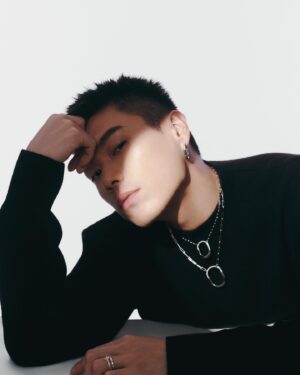 Will Or Instagram - 十年前在humans of new york讀過一篇訪問，訪者是位老伯伯，七十多歲拿著拐杖、頭戴紳士帽、西裝筆挺。他說最喜愛的那條路是從戲院走回家的路，看戲後與老伴討論劇情，會吵到面紅耳赤，更多是同哭同笑。我想他們一起看戲也該有五十年。那篇訪問只有老伯一個，他說老伴去世半年，他就自己看戲。
.
我想這是愛，他把回憶上鎖存於心房，或許從戲院走回家的路，他再把鎖輕輕打開。
 - - - - -
Tiffany Lock 系列，寓意愛的恆久守護。
.
@tiffanyandco #Tiffanyandco #TiffanyIcons #TiffanyHK #TiffanyPartner