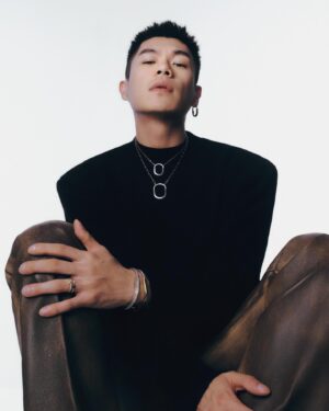 Will Or Instagram - 十年前在humans of new york讀過一篇訪問，訪者是位老伯伯，七十多歲拿著拐杖、頭戴紳士帽、西裝筆挺。他說最喜愛的那條路是從戲院走回家的路，看戲後與老伴討論劇情，會吵到面紅耳赤，更多是同哭同笑。我想他們一起看戲也該有五十年。那篇訪問只有老伯一個，他說老伴去世半年，他就自己看戲。
.
我想這是愛，他把回憶上鎖存於心房，或許從戲院走回家的路，他再把鎖輕輕打開。
 - - - - -
Tiffany Lock 系列，寓意愛的恆久守護。
.
@tiffanyandco #Tiffanyandco #TiffanyIcons #TiffanyHK #TiffanyPartner