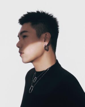 Will Or Instagram - 十年前在humans of new york讀過一篇訪問，訪者是位老伯伯，七十多歲拿著拐杖、頭戴紳士帽、西裝筆挺。他說最喜愛的那條路是從戲院走回家的路，看戲後與老伴討論劇情，會吵到面紅耳赤，更多是同哭同笑。我想他們一起看戲也該有五十年。那篇訪問只有老伯一個，他說老伴去世半年，他就自己看戲。
.
我想這是愛，他把回憶上鎖存於心房，或許從戲院走回家的路，他再把鎖輕輕打開。
 - - - - -
Tiffany Lock 系列，寓意愛的恆久守護。
.
@tiffanyandco #Tiffanyandco #TiffanyIcons #TiffanyHK #TiffanyPartner