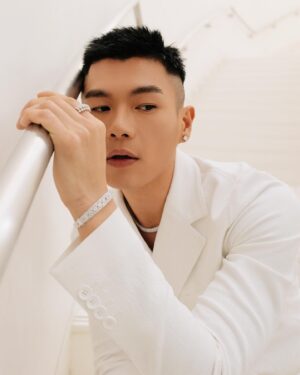 Will Or Instagram - 一黑一白，你揀邊套？
.
@asianfilmawardsacademy 
.
outfit @dolcegabbana @pedroshoes_official 
jewellery @chowtaifookjewellery 
hair by @oscarnganhair 
make-up by @tammyau_makeup 
special thanks @mekochuibamboo @felixchan5 @fhmtsang @blacklighthk