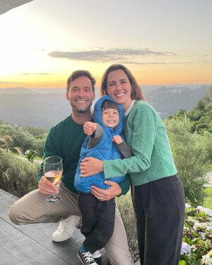 Willian Mello Instagram - Algumas fotos do nosso Natal em Gramado. Demorei um pouco pra postar porque tô aproveitando mais o momento do que o celular… mas aproveito pra desejar Feliz Natal atrasado a todos que me acompanham, minha família e meus amigos. Aproveito também pra agradecer a toda família Mella por nos receber e acolher tão bem. 💞 Teve muitos momentos e lugares lindos que não estão neste carrossel, mas ficam em nossas memórias. 🙏🏼🎄✨ #natal2023