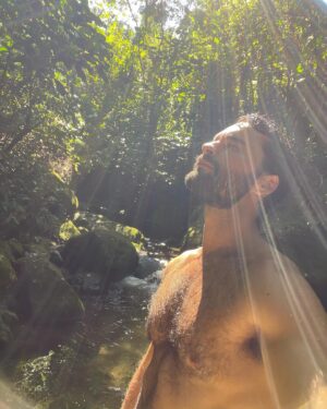 Willian Mello Instagram - Hoje decidi entrar em contato com a natureza, me conectar com sua grandeza e força. Pedi a ela desculpas por tanto desrespeito e falta de consciência de nós humanos. Se cada um fizesse sua parte, os efeitos negativos e estrondosos que estão acontecendo, talvez pudessem ser evitados. Orei por todos que estão em estado de emergência no Rio Grande do Sul, pedindo a Deus que dê força e alivio. Oremos por eles! 🙏🏼💚