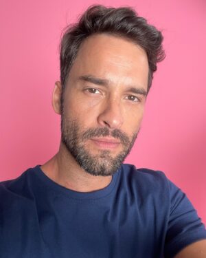 Willian Mello Instagram - Movimentando esse feed com uma selfie. Da aquele like pra eu ver quem tá comigo 😁✌️