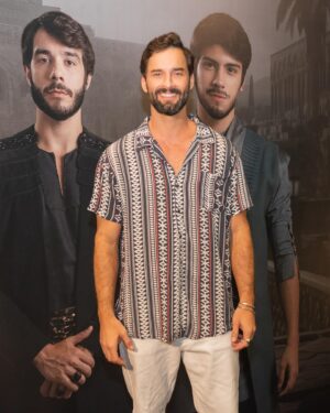 Willian Mello Instagram - Fazer parte desta produção é um privilégio, e estou emocionado por ajudar a contar essas histórias tão ricas e significativas para o público. Cada momento no set, cada cena, foi uma oportunidade de mergulhar profundamente em uma narrativa que atravessa séculos.

Agradeço a todos que nos apoiaram e acreditaram neste projeto. Mal posso esperar para que todos vocês assistam e se emocionem conosco.
 
Obrigado @nana_ainoa , @moniket5 , @mafrauches e toda equipe de produtores que acreditaram em mim e me proporcionaram viver este presente que é Semaías. 😊🫶🏼

#Estreia #Reis #Divisão #Semaías #Gratidão #HistóriasQueEncantam #ator @recordoficial