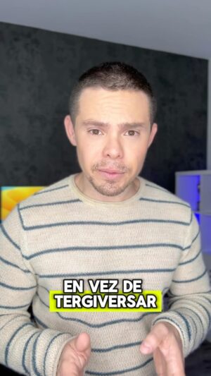 Willy Martín Instagram - ¿Alguna vez has escuchado ‘tragiversar’? 🤔❌ La palabra correcta es ‘tergiversar’, que proviene del latín ‘tergum’ (espalda) y ‘versare’ (girar) 🔄. Significa distorsionar o interpretar algo de manera equivocada, como darle la vuelta a la verdad 🙃. No dejemos que los malentendidos cambien lo que realmente queremos decir 🚫. Aprendamos juntos a expresarnos mejor 📚💬. 

MOSCA con esos que quieren tergiversar la verdad de nuestro país 🇻🇪

#HablemosBien