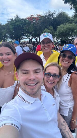 Willy Martín Instagram - Unidos en el mundo entero por nuestro país 🇻🇪 Que bonito sentimiento de amor entre tantos venezolanos que estamos fuera de nuestro país. Aquí estamos con la fe intacta.

@byjuano @seara_sabrina @luisluyando @lavivasanita @luisluyando @miletorresduq  @aletremola @kem_medina @emiliodelaluna @novoamanu @garrapata16 @wildcath70 @anabellaramos 🇻🇪

La canción es de la talentosa @mayremartinez 💛💙💔

#Miami #venezuela