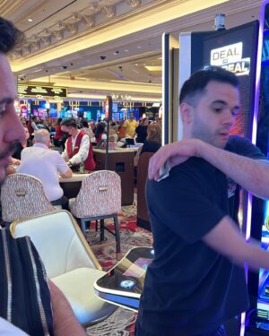 Willyrex Instagram - Hemos vuelto vivos de Las Vegas 😅😂 

Lo que pasa en las Vegas se queda en Las Vegas pero.. aqui teneis algun recuerdo 😜