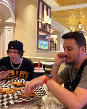 Willyrex Instagram - Hemos vuelto vivos de Las Vegas 😅😂 

Lo que pasa en las Vegas se queda en Las Vegas pero.. aqui teneis algun recuerdo 😜