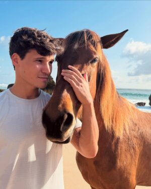 Wincent Weiss Instagram - Ich glaube ich habe neue Hobbys für mich entdeckt 😀🧡. 
#ichglaubichbraucheinpferd #undsurfwellen #einewochepause