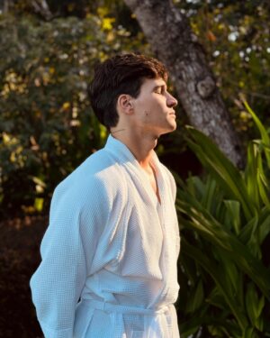Wincent Weiss Instagram - Ich glaube ich habe neue Hobbys für mich entdeckt 😀🧡. 
#ichglaubichbraucheinpferd #undsurfwellen #einewochepause