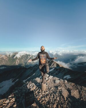 Wira Nagara Instagram - Menapaki puncak di seberang, melengkapi puing yang hilang; Menyalakan yang hampir padam, membangunkan yang lama terpendam.
.
Debar itu: merekatkan langkah dan bebatuan, menunjukkan arah dan pemandangan. Terjal menjulang adalah jalurnya, elok cemerlang adalah ujungnya. Terjalin menjadi irama dalam hangatnya bercengkerama di Tateyama.
.
Maka selagi api itu belum redup, kembalilah pada hal-hal yang membuatmu hidup.
.
.
.
Terima kasih ajakan pendakiannya @wawan_nucho dan kawan semua, sungguh membangkitkan semangat atas sebuah masa 🤝🏻
.
📸: @clx037 & @arif__rahman96 // #tateyama #mountoyama #3003mdpl #nakaniikawa #toyama #tateyamakurobealpineroute #japan