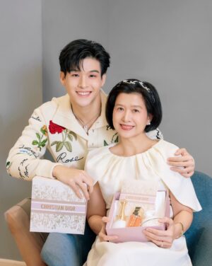 Wongravee Nateetorn Instagram - 🤍💐

Perfect gift for mother’s day with Dior Beauty
 เตรียมของขวัญให้คุณแม่พิเศษในปีนี้ 🤍ได้ที่ Dior Beauty และออนไลน์ shop.dior.co.th, line @DiorThailand นะครับ 

#DiorBeauty @DiorBeauty @Dior