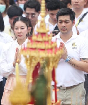 Woranuch Bhirombhakdi Instagram - บุญเหลือเกิน … พิธีพุทธาภิเษกเหรียญ #ยอดเศรษฐี ได้มาจัดที่วัดพระธาตุพนม ซึ่งเป็นพระธาตุประจำวันเกิด ปีวอก ซึ่งตรงกับปีเกิดเลย 🙇‍♀️🙇‍♀️🙇‍♀️

ขอบุญกุศลและคำอธิษฐานในวันนี้ส่งถึงกัลยาณมิตรทุกท่านนะคะ รวมถึง เด็กลิง ทุกคนเลยค่ะ 🐒 

ขอบคุณ #สามสิงห์อมูเลท #สิงห์อาสา และทีมหลังบ้านทุกคนนะคะ ที่ทำให้งานนี้เกิดขึ้นอย่างสมบูรณ์แบบ 🫶🏻

ขอบคุณรูปสวยสวยจากพี่ากล้องทุกคนด้วยค่า 🙏🏻

ปล.หลวงปู่บอกว่า UNIVERSE 🙇‍♀️ 

3 สิงหาคม 2567