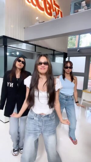 Woranuch Bhirombhakdi Instagram - โชว์ กิจกรรมคร่อมจังหวะ ให้ลูกค้า ร้านเฟี้ยววว 🤍 @feaw.bkk 

#friendlandofficial #friendland ep.2 จะออกแล้นนน