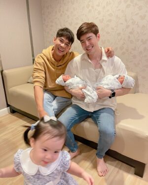 Worrawech Danuwong Instagram - คุณพ่อมืออาชีพเค้าแวะมาคายวิชาให้คุณพ่อมือใหม่ครับ แต่ดูไหล่เกร็งๆเหมือนกันนะพี่🤣 @beamkawee