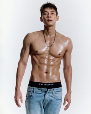 Worrawech Danuwong Instagram - เดี๋ยวนี้บอยแบนด์เค้าไม่ค่อยชอบใส่เสื้อกันแล้วเนอะ ถ้าเมื่อก่อนเฮียไม่ห้ามไว้ พวกพี่ก็คงถอดกันไปนานละ😉 #D2B2024