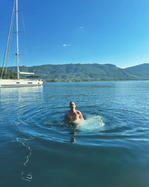 Wotan Wilke Möhring Instagram - Greetz from greece!! #bvb @bvb09 @bvb_fanabteilung @bvb09frauen #water #ocean #clean #sunshine #boats #waves #peugeot #cheers