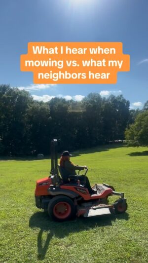 Wynonna Judd Instagram - If you see me out on my mower, keep driving. 😆🧡

@kubotausa #kubotacountry