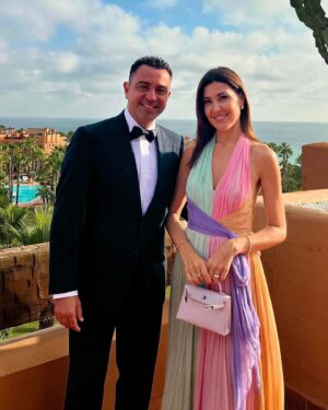 Xavi Hernández Instagram - Feliç aniversari carinyo! 
11 anys del millor “si” de la meva vida! T’estimo infinit @nuriacunillera81 ❤️🥰
#igualment #semprejunts