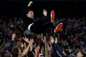 Xavi Hernández Instagram - Estimats culers, diumenge acabarà la meva etapa a la banqueta del Barça. Mai és fàcil marxar del club de la teva vida, però ho faig molt orgullós, després de dos anys i mig al capdavant d’un vestidor que ha estat com una segona familia. 
Vull agrair el suport i el carinyo de l’afició, que sempre ha estat al meu costat i m’ha demostrat en tot moment la mateixa estima que en la meva etapa de futbolista. A partir de diumenge seré un culer més a la grada, ja sigui ara a l’Estadi Olímpic o en uns mesos al Nou Camp Nou. Perquè abans que jugador o entrenador sóc barcelonista i només vull el millor pel club de la meva vida, que sempre em tindrà a la seva disposició. 
He treballat amb un grup de jugadors fantàstics i amb un staff espectacular. Gràcies a tots ells hem anat assolint els objectius plantejats, culminats el curs passat amb una Lliga i una Supercopa. Aquesta temporada les coses no han sortit com voliem, però ens hem deixat la pell i hem ajudat a crèixer a una nova generació de joves futbolistes de La Masia que ens il·lusionen a tots els barcelonistes.
Moltes gràcies a tots. A l’afició, als jugadors, a l’ staff, als empleats del club, al President, a la Junta Directiva, als directors esportius, als mitjans de comunicació i a tots amb els que he compartit viatge al llarg d’aquestes dues temporades i mitja.
Desitjo el millor al club que porto al cor.
Visca el Barça