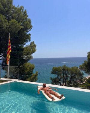 Xavi Hernández Instagram - Bones vacances! ⛱️☀️😎 #happyholidays #felicesvacaciones #summer #familytime #familygoals @nuriacunillera81