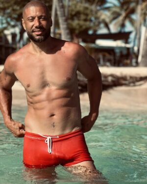 Xavier Delarue Instagram - Place aux Vacances ! ❤️🌴🌊
Repos la Rentrée avant le 21 Septembre à Nogent-sur-Marne les Potes ! 🎙👐🏽