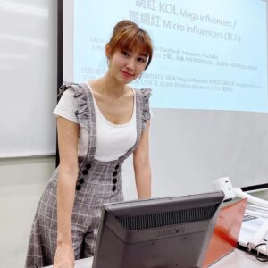 Xenia Chong Instagram - 📚📚📚
Miss Chong 各位同學加加油
無論成績點都好
你總會搵到自己舞台發光發亮⭐️
加油💪🏻
#舊相 #xeniachong 
#hkig #hkactor
#followme #莊韻澄 
#loveisintheair