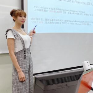 Xenia Chong Instagram - 📚📚📚
Miss Chong 各位同學加加油
無論成績點都好
你總會搵到自己舞台發光發亮⭐️
加油💪🏻
#舊相 #xeniachong 
#hkig #hkactor
#followme #莊韻澄 
#loveisintheair
