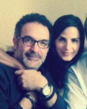 Ximena Herrera Instagram - A veces la vida te sorprende de la manera más inesperada posible, te parte, que rompe, te cuestiona . Moi… mí Moi!!! @mortizurquidi … siento un dolor que no puedo expresar con palabras… No solo fuiste el director más exigente y a la vez más cálido y humano, sino un confidente; dentro y fuera del set 🎬. “Lola Medina” jamás hubiera sido quien fue sin que tú no me soltaras la mano… estoy partida… enojada, destrozada… te ví hace 6 días Moises! Te abracé, pensé que tendríamos mil anécdotas más por venir…
Me cuesta decirte vuela alto… me niego 😭💔. Solo el tiempo podrá darme resignación , porque no habrá un solo día que deje de agradecerte la actriz que me obligaste a convertirme y que no deje de extrañar tu amistad.
A los vivos… vivamos… lo que podamos y con el dolor que carguemos…. que todos vamos para el mismo lado.
Descansa en Paz Moisés 🕊️💔
