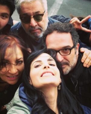Ximena Herrera Instagram - A veces la vida te sorprende de la manera más inesperada posible, te parte, que rompe, te cuestiona . Moi… mí Moi!!! @mortizurquidi … siento un dolor que no puedo expresar con palabras… No solo fuiste el director más exigente y a la vez más cálido y humano, sino un confidente; dentro y fuera del set 🎬. “Lola Medina” jamás hubiera sido quien fue sin que tú no me soltaras la mano… estoy partida… enojada, destrozada… te ví hace 6 días Moises! Te abracé, pensé que tendríamos mil anécdotas más por venir…
Me cuesta decirte vuela alto… me niego 😭💔. Solo el tiempo podrá darme resignación , porque no habrá un solo día que deje de agradecerte la actriz que me obligaste a convertirme y que no deje de extrañar tu amistad.
A los vivos… vivamos… lo que podamos y con el dolor que carguemos…. que todos vamos para el mismo lado.
Descansa en Paz Moisés 🕊️💔