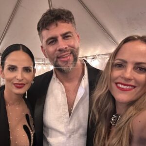 Ximena Herrera Instagram - Hoy es el día del actor y personalmente estoy segura de que todos los que nos dedicamos a esto estamos sanamente locos 🤪…. Ser actriz es de las cosas que más le agradezco a la vida.. Me ha dado la oportunidad de conocer a gente maravillosa, de aprender, de admirar a mis compañeros, de sentirme en un lugar seguro sin ser juzgada mientras lloro o me río, mientras pasamos mucho frío o mucho calor y tenemos que disimular. Me ha enseñado disciplina , el hacer consciente que los éxitos o los fracasos de los proyectos no definen quién eres, a tener más empatía y saber que no existen límites cuando te propones algo y una infinidad de más enseñanzas.
Solo pude poner unas fotos que encontré a la mano de gente que admiro, respeto y quiero muchísimo aunque nos veamos muy poco o ya no estén en este plano.
Felicidades compañeros actores.. únicamente nosotros sabemos el sacrificio que implica el ganarse el nombre de ACTOR. #felizdiadelactor 🎭🎬
Y gracias a toda la gente que sigue nuestro trabajo y nos da lo oportunidad de conectar. 🙏♾️