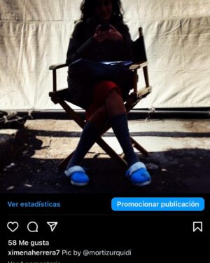 Ximena Herrera Instagram - A veces la vida te sorprende de la manera más inesperada posible, te parte, que rompe, te cuestiona . Moi… mí Moi!!! @mortizurquidi … siento un dolor que no puedo expresar con palabras… No solo fuiste el director más exigente y a la vez más cálido y humano, sino un confidente; dentro y fuera del set 🎬. “Lola Medina” jamás hubiera sido quien fue sin que tú no me soltaras la mano… estoy partida… enojada, destrozada… te ví hace 6 días Moises! Te abracé, pensé que tendríamos mil anécdotas más por venir…
Me cuesta decirte vuela alto… me niego 😭💔. Solo el tiempo podrá darme resignación , porque no habrá un solo día que deje de agradecerte la actriz que me obligaste a convertirme y que no deje de extrañar tu amistad.
A los vivos… vivamos… lo que podamos y con el dolor que carguemos…. que todos vamos para el mismo lado.
Descansa en Paz Moisés 🕊️💔