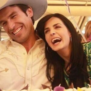 Ximena Herrera Instagram - Hoy es el día del actor y personalmente estoy segura de que todos los que nos dedicamos a esto estamos sanamente locos 🤪…. Ser actriz es de las cosas que más le agradezco a la vida.. Me ha dado la oportunidad de conocer a gente maravillosa, de aprender, de admirar a mis compañeros, de sentirme en un lugar seguro sin ser juzgada mientras lloro o me río, mientras pasamos mucho frío o mucho calor y tenemos que disimular. Me ha enseñado disciplina , el hacer consciente que los éxitos o los fracasos de los proyectos no definen quién eres, a tener más empatía y saber que no existen límites cuando te propones algo y una infinidad de más enseñanzas.
Solo pude poner unas fotos que encontré a la mano de gente que admiro, respeto y quiero muchísimo aunque nos veamos muy poco o ya no estén en este plano.
Felicidades compañeros actores.. únicamente nosotros sabemos el sacrificio que implica el ganarse el nombre de ACTOR. #felizdiadelactor 🎭🎬
Y gracias a toda la gente que sigue nuestro trabajo y nos da lo oportunidad de conectar. 🙏♾️
