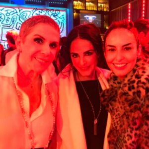 Ximena Herrera Instagram - Hoy es el día del actor y personalmente estoy segura de que todos los que nos dedicamos a esto estamos sanamente locos 🤪…. Ser actriz es de las cosas que más le agradezco a la vida.. Me ha dado la oportunidad de conocer a gente maravillosa, de aprender, de admirar a mis compañeros, de sentirme en un lugar seguro sin ser juzgada mientras lloro o me río, mientras pasamos mucho frío o mucho calor y tenemos que disimular. Me ha enseñado disciplina , el hacer consciente que los éxitos o los fracasos de los proyectos no definen quién eres, a tener más empatía y saber que no existen límites cuando te propones algo y una infinidad de más enseñanzas.
Solo pude poner unas fotos que encontré a la mano de gente que admiro, respeto y quiero muchísimo aunque nos veamos muy poco o ya no estén en este plano.
Felicidades compañeros actores.. únicamente nosotros sabemos el sacrificio que implica el ganarse el nombre de ACTOR. #felizdiadelactor 🎭🎬
Y gracias a toda la gente que sigue nuestro trabajo y nos da lo oportunidad de conectar. 🙏♾️